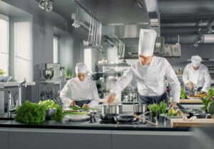 Forniture professionali per la ristorazione: guida alla scelta delle attrezzature essenziali