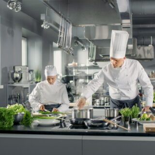 Forniture professionali per la ristorazione: guida alla scelta delle attrezzature essenziali