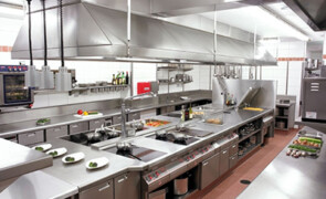 Attrezzature per ristorazione professionale: come ottimizzare efficienza, sicurezza e riduzione degli sprechi