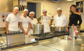 Arredamento inox per ristoranti: come progettare una cucina più veloce, ordinata e “a prova di servizio” con scelte tecniche intelligenti