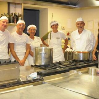 Arredamento inox per ristoranti: come progettare una cucina più veloce, ordinata e “a prova di servizio” con scelte tecniche intelligenti