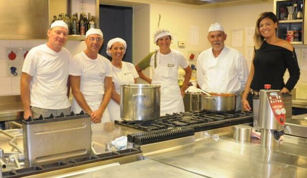 Arredamento inox per ristoranti: come progettare una cucina più veloce, ordinata e “a prova di servizio” con scelte tecniche intelligenti